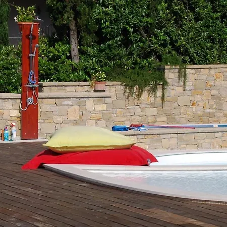 Luna Stunning Modern Shared Infinity Pool, Big Garden, Fantastic View,ac, Semesterbostad *