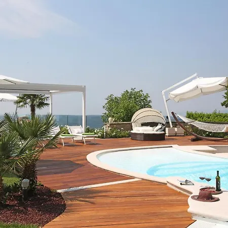 Semesterbostad Luna Stunning Modern Shared Infinity Pool, Big Garden, Fantastic View,ac,